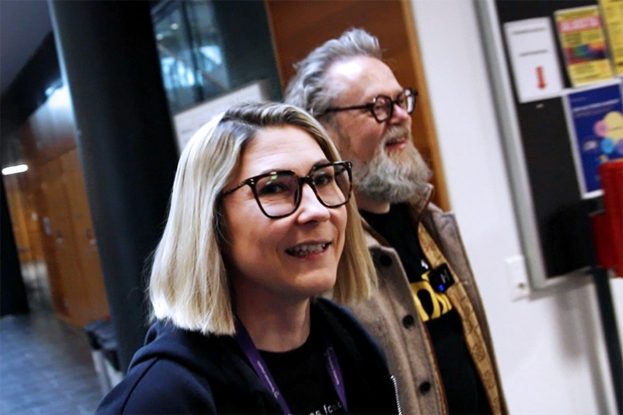 Kaksi henkilöä käytävällä.