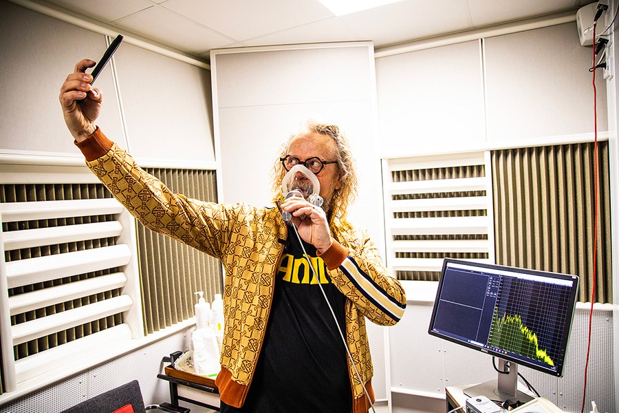 Antti Paalanen ottaa selfietä studiossa.