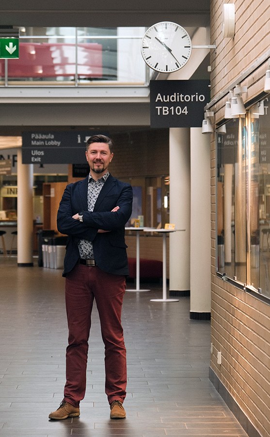 Thomas Olsson seisoo Tietotalon käytävällä Hervannan kampuksella