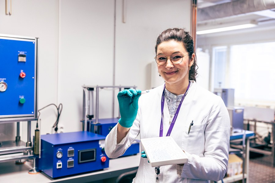 Antonia Ressler showing 3D-printed bones in the laboratory.