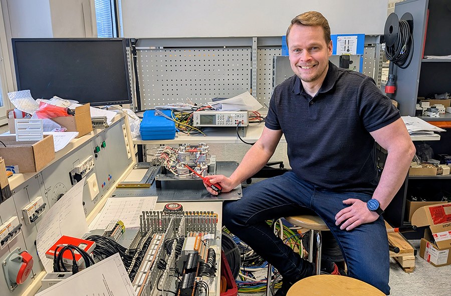 Mies sähkötekniikan laboratoriossa.