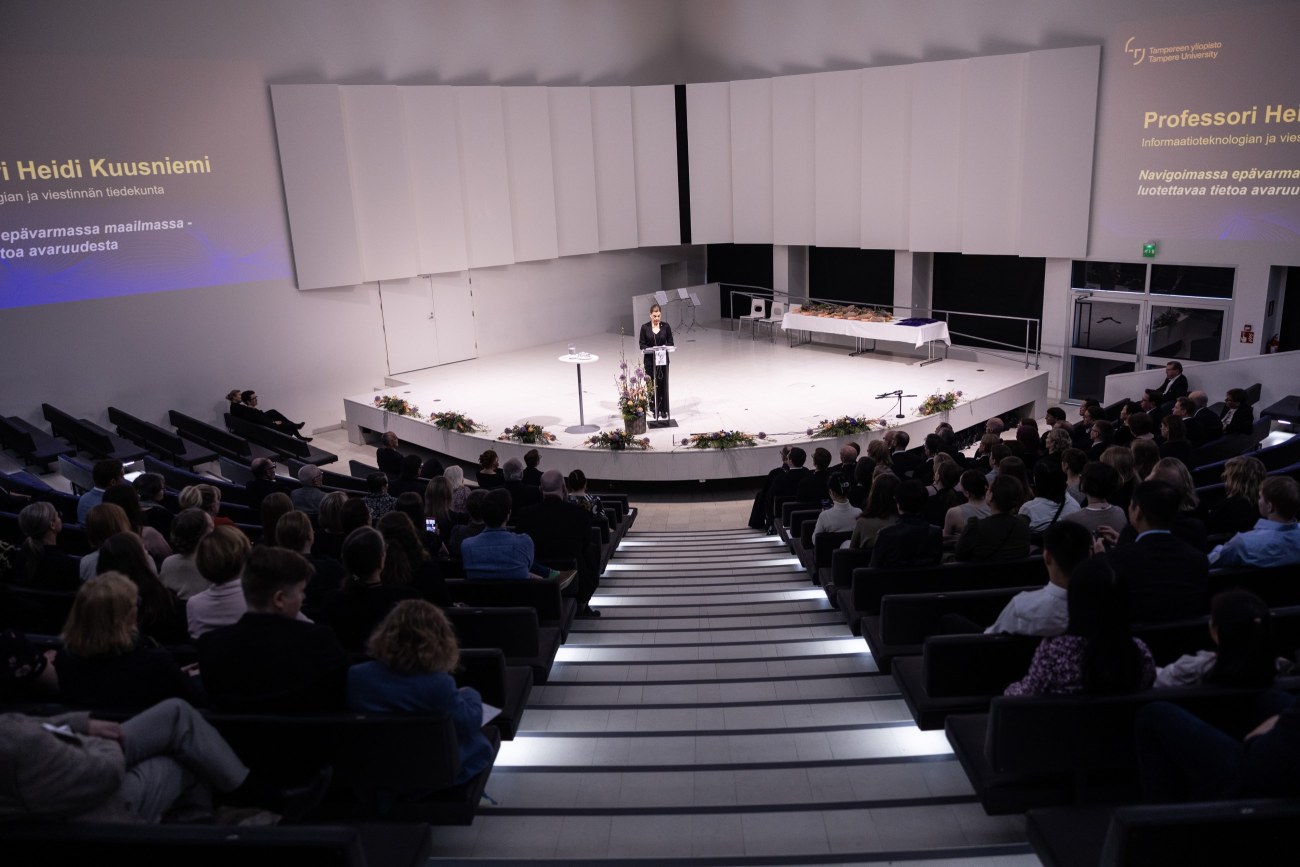 Professor Heidi Kuusniemi delivering her lecture.