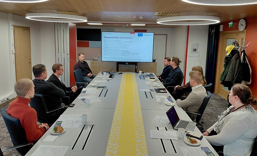 Hankkeiden ohjausryhmä koolla neuvottelutilassa.