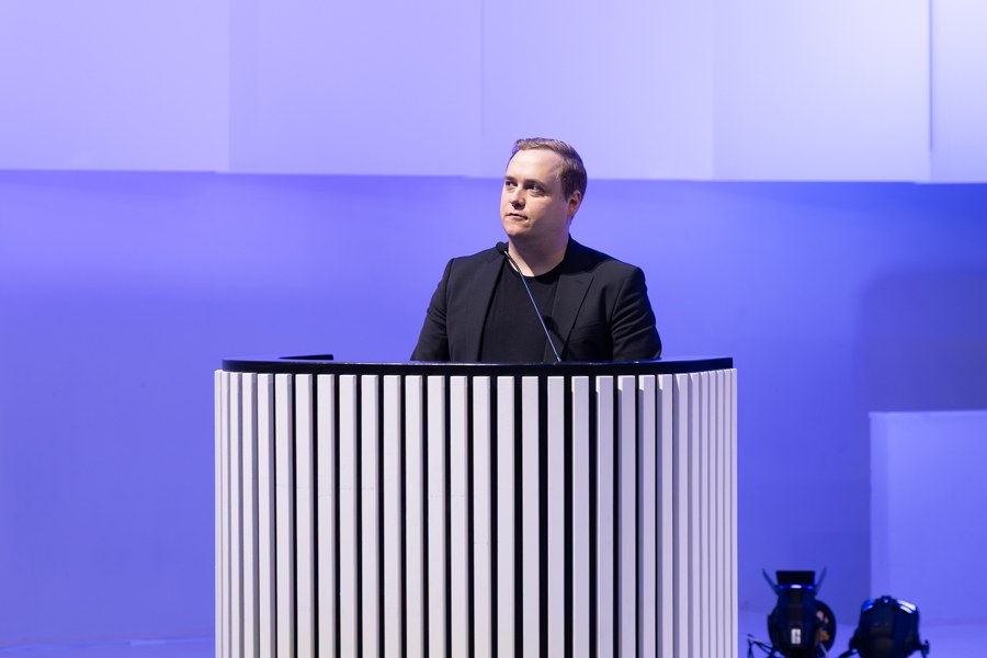 Marko Simunaniemi pitää puhetta puhujanpöntössä.