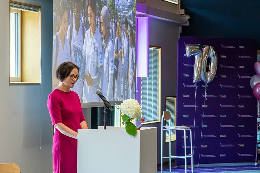 Helena Vesaluoma pitää puhetta puhujanpöntössä.