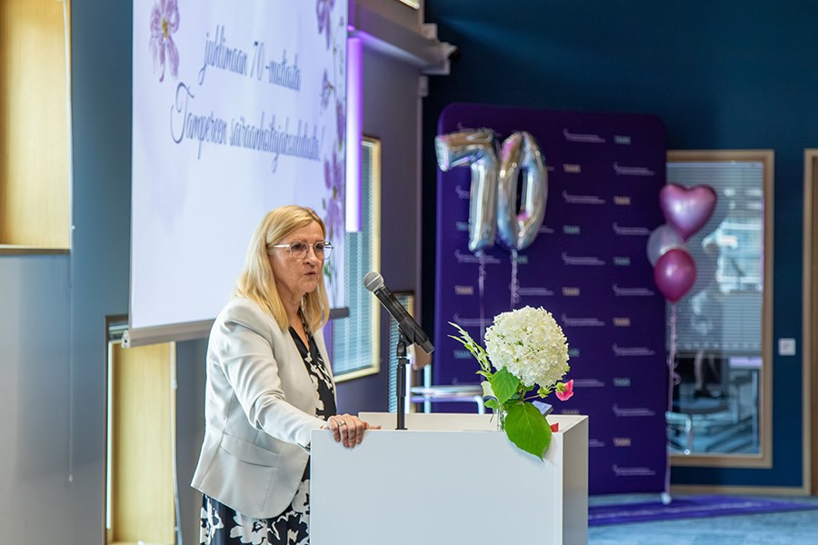 Kaija Leino pitää puhetta puhujanpöntössä.