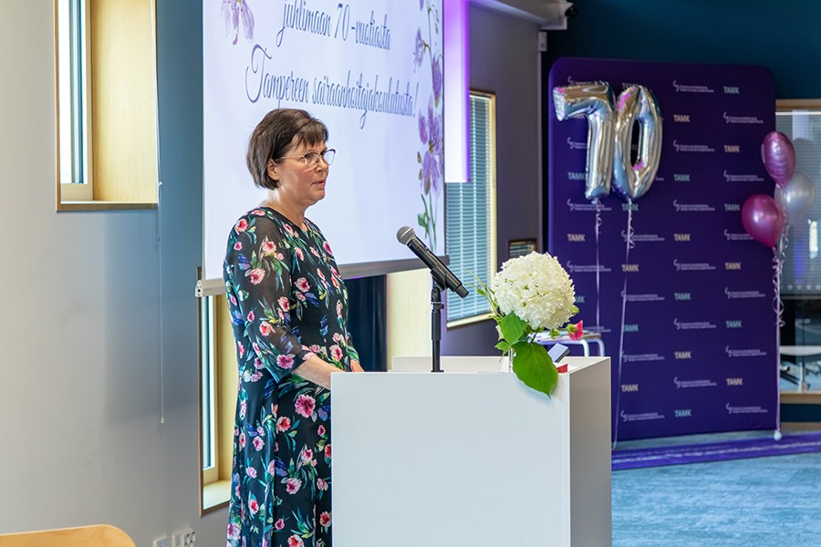 Susanna Seitsamo pitää puhetta puhujanpöntössä.