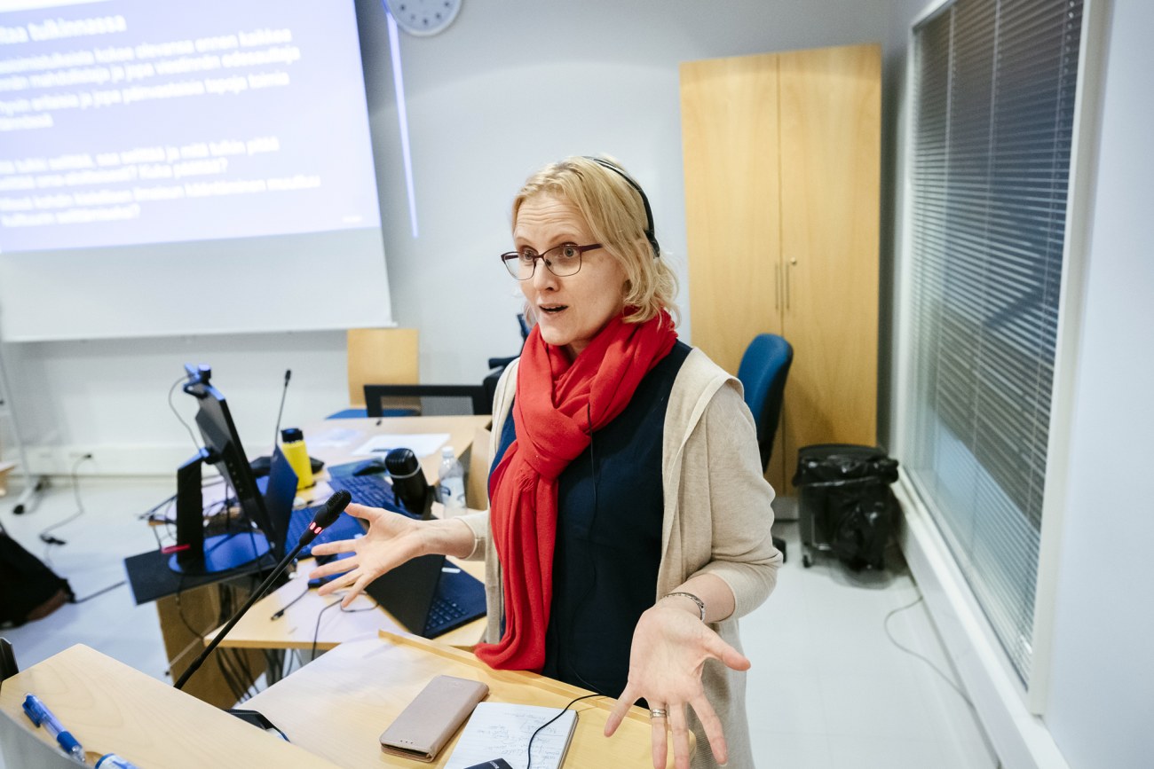 Anu Viljanmaa opettaa