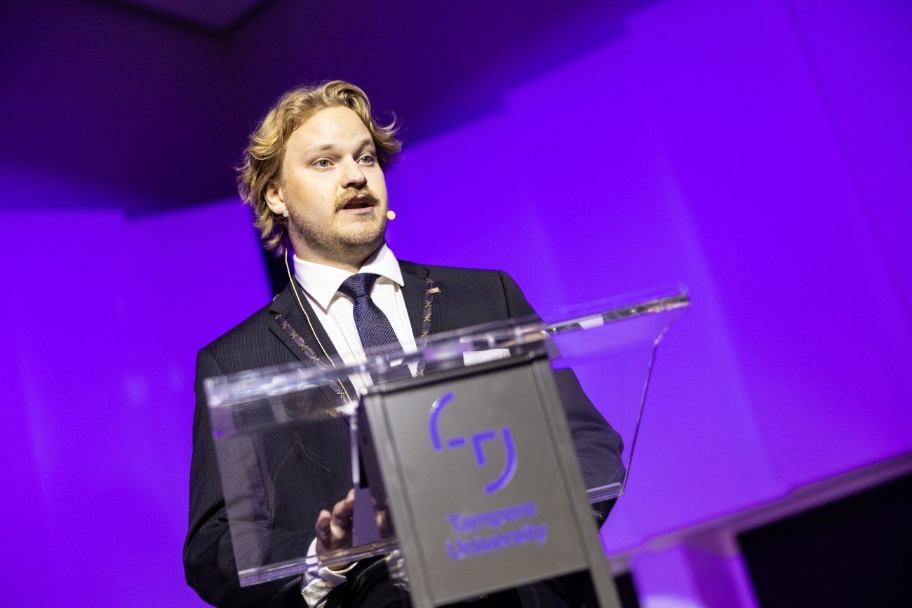 TREY:n hallituksen puheenjohtaja Tami Nordström seisoo lavalla pitämässä puhetta.