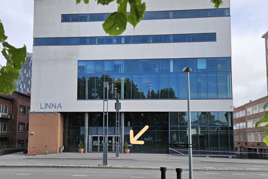 Nuoli osoittaa Linnan toimipisteen palautusluukkuun Kalevantien puoleisilla pääovilla.