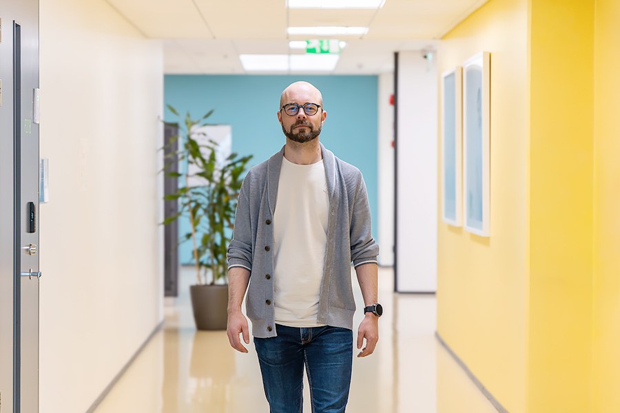 Toni Seppälä kävelee käytävällä kohti kameraa.