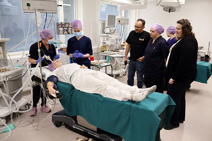 Kaksi vierasta tutustumassa perioperatiiseen koulutustilaan.