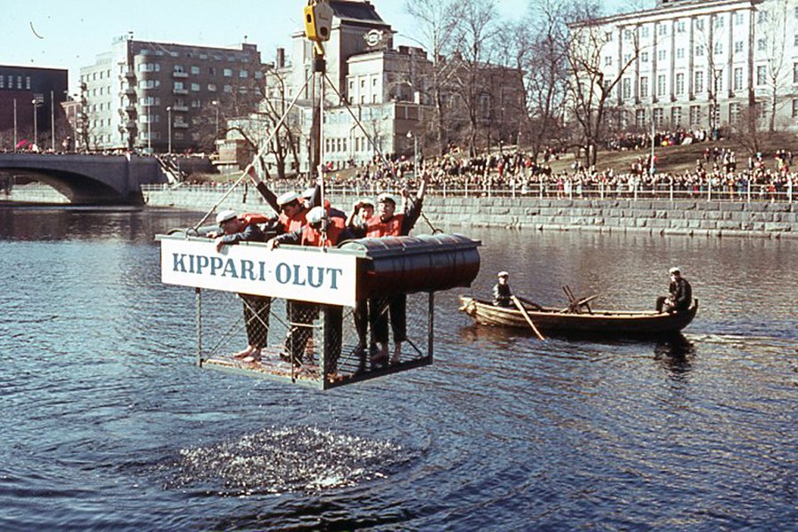 Kuva ensimmäisestä teekkarikasteesta Tammerkoskeen vuonna 1966.