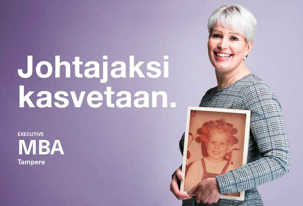 Nina Lehtinen pitää käsissään lapsuuden kuvaansa. Kuvassa teksti johtajaksi kasvetaan.