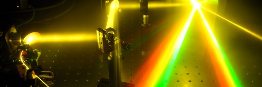 Supercontinuum source (white laser), which contains several wavelenghts of light (colors).